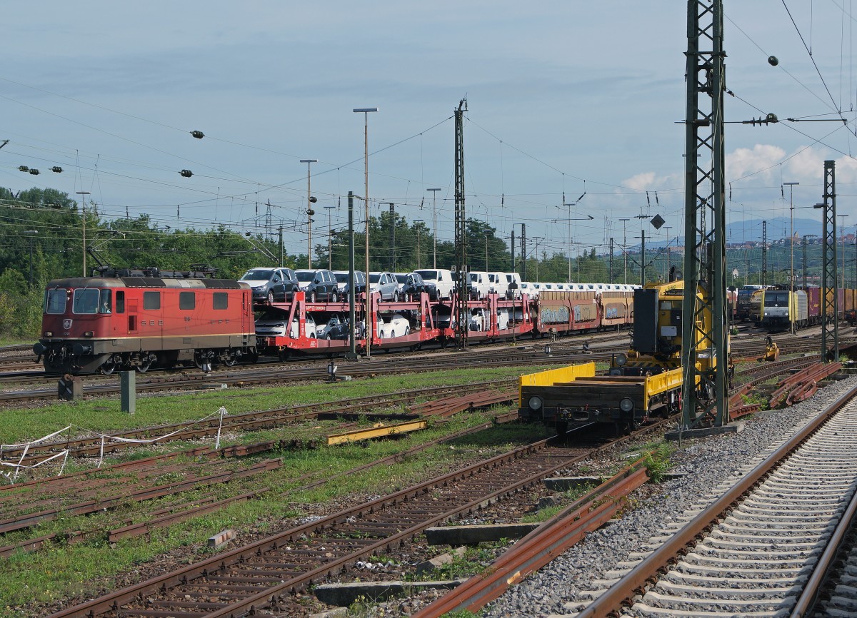 SBB: Re 4/4 ll 11246 vor einem langen Autozug in Weil am Rheim am 8. August 2014.
Foto: Walter Ruetsch