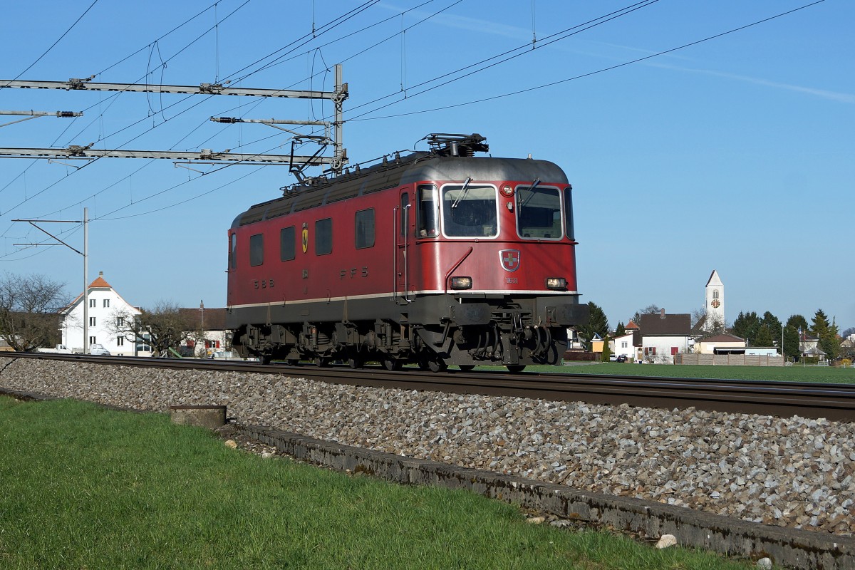 SBB: SBB CARGO-Lokzug mit der Re 6/6 11 631 DULLIKEN bei Niederbipp am 8. April 2015.
Foto: Walter Ruetsch 