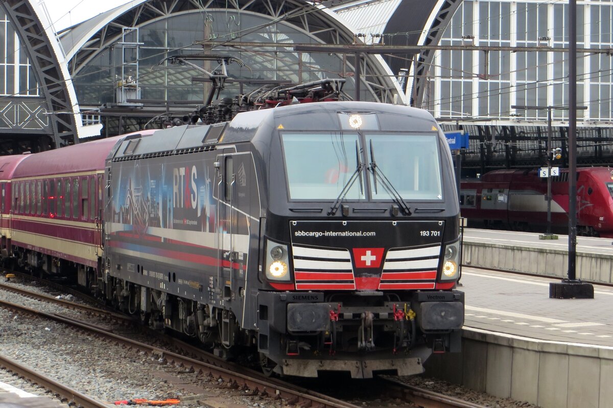 SBBCI 193 701 steht am 22 Jänner 2023 mit der TUI Ski-Express in Amsterdam Centraal.