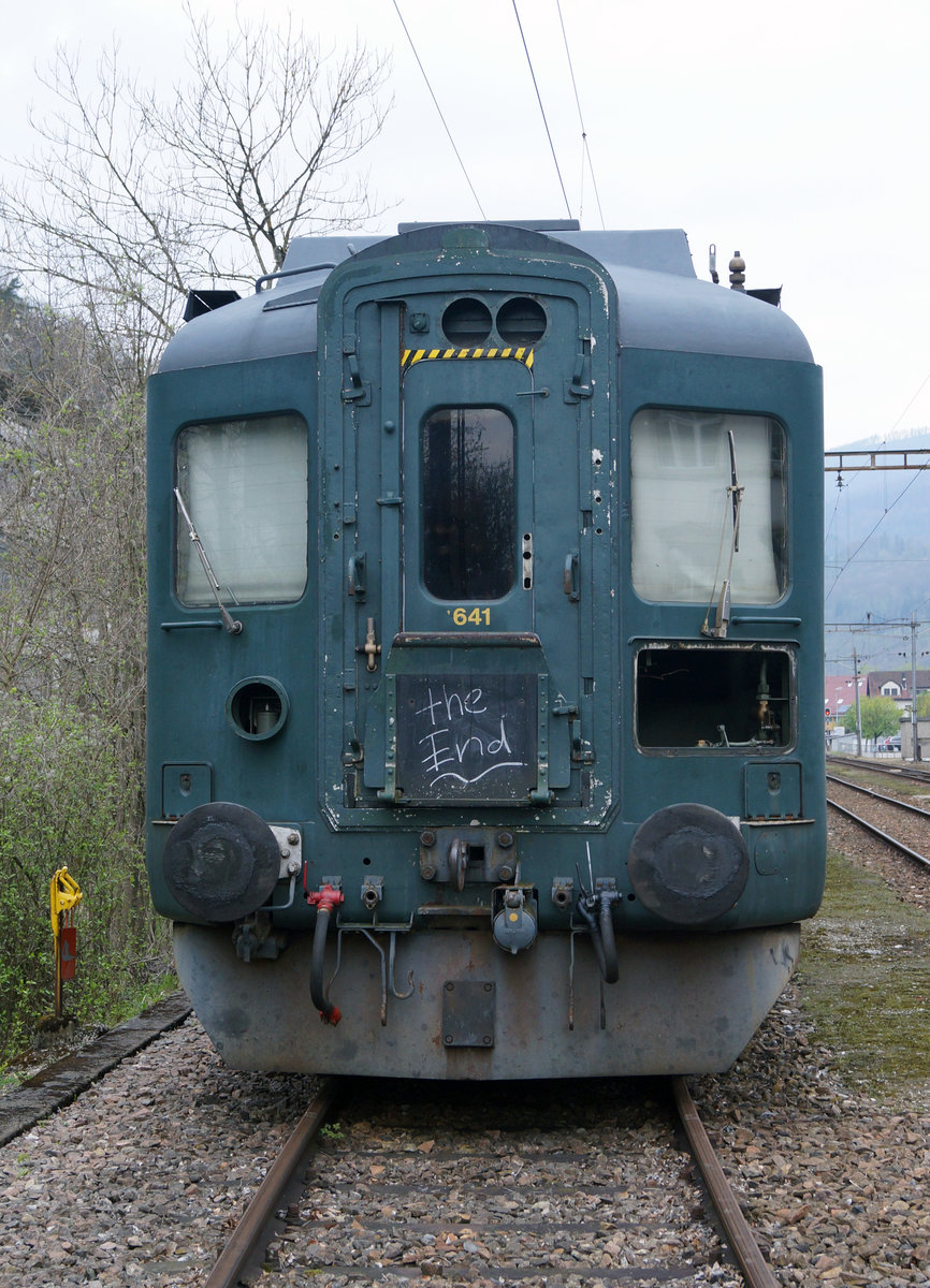 SBB/OeBB/DSF: Auch die letzten Stunden der BDe 4/4 641 und BDe 4/4 651, ehemals SBB, OeBB, DSF sind bald vorbei. Bereits ausgeschlachtet warteten sie am 11. April 2017 in der Klus bei Balsthal gemeinsam auf die baldige Verschrottung.
Foto: Walter Ruetsch