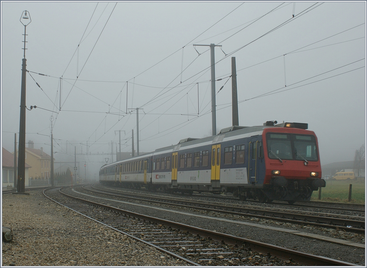 Scheinbar auf Test- oder Schulungsfahrt war dieser NPZ RBDe 562 Pendelzug in Noiraigue am 7. Dez. 2009.

