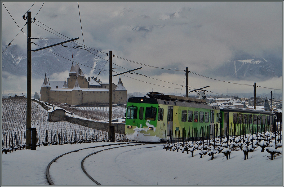 Schneebilder der ASD sind nicht selten, doch nicht all zu oft stammen sie aus Aigle: Der ASD Regionalzug 428 in den Weinbergen oberhalb von Aigle. 
2. Februar 2015