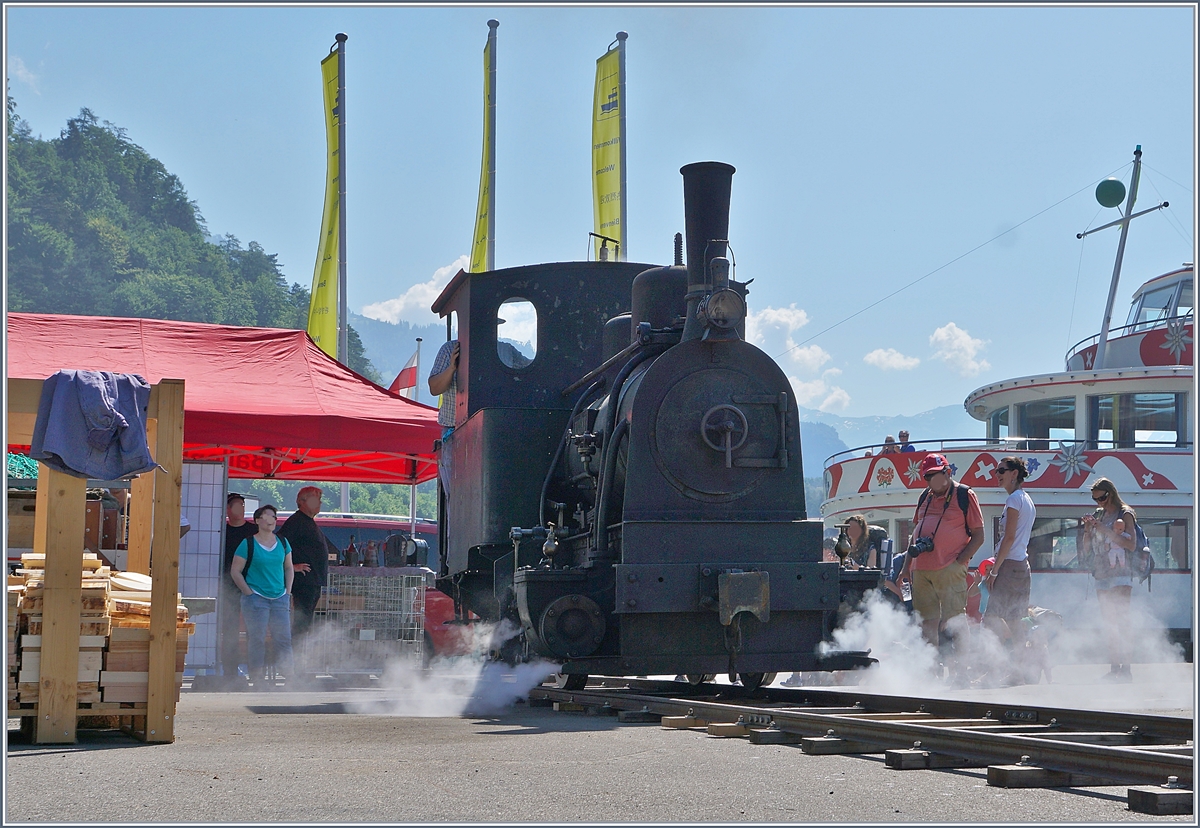 Schweizer Dampftage Brienz 2018: In Brienz fanden vom 29. Juni bis zum 1. Juli 2018 die  Schweizer Dampftage Brienz 2018  statt,die SBB G 3/4 der Ballenbarg Dampfbahn,  Brienz Rothorn Bahn die G 2/2 Ticino: Von Alters her war die Magadino-Ebene eine fruchtbare Landschaft, bis 1515 ein Bergsturz die Gegend verwüstete. Mit dem Bau der Eisenbahn nach Locarno Ende des 19 Jahrhunderts wurde dann die Sumpflandschaft entwässert und der Ticino begradigt. Dazu erhielt das Consorzio Correzione del Fiume Ticino diese kleine G 2/2 Bn2t. Die Lok wurde von Arnold Jung in Jungenthal bei Kirchen im Jahre 1889 unter der Fabriknummer 59 gebaut. 1941 wurde die Lok abgestellt und am 20. Mai 2016 als Leihgabe der Familie Travani an Martin Horath abgegeben. Seit dem 3. Sept. 2016 fährt die Lok wieder. Das Bild zeigt die G 2/2  Ticino  bei Pendelfahrt auf einem eigens dazu verlegten Gleis in Brienz im Rahmen der Schweizer Dampftage Brienz 2018 und bietet sich für Führerstandsfahren an. Auch wenn die Lok nicht so schön glänzt wie die SNCF 141 R 1244 mag ich sie ganz besonders, konnte ich doch das allererste Mal auf einer Dampflok mitfahren. 30. Juni 2018