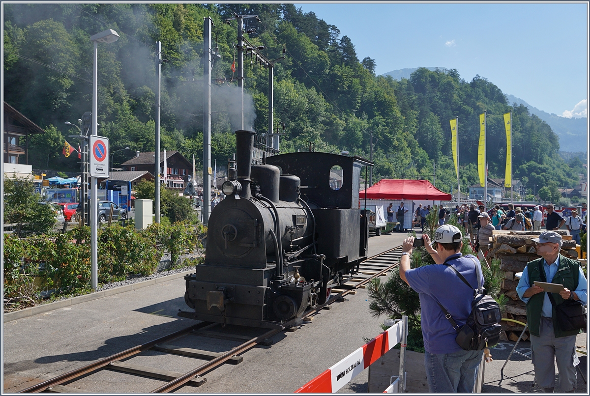 Schweizer Dampftage Brienz 2018: Von Alters her war die Magadino-Ebene eine fruchtbare Landschaft, bis 1515 ein Bergsturz die Gegend verwüstete. Mit dem Bau der Eisenbahn nach Locarno Ende des 19 Jahrhunderts wurde dann die Sumpflandschaft entwässert und der Ticino begradigt. Dazu erhielt das Consorzio Correzione del Fiume Ticino diese kleine G 2/2 Bn2t. Die Lok wurde von Arnold Jung in Jungenthal bei Kirchen im Jahre 1889 unter der Fabriknummer 59 gebaut. 1941 wurde die Lok abgestellt und am 20. Mai 2016 als Leihgabe der Familie Travani an Martin Horath abgegeben. Seit dem 3. Sept. 2016 fährt die Lok wieder. Das Bild zeigt die G 2/2  Ticino  bei Pendelfahrt auf einem eigens dazu verlegten Gleis in Brienz im Rahmen der Schweizer Dampftage Brienz 2018 und bietet sich für Führerstandsfahren an. Auch wenn die Lok nicht so schön glänzt wie die SNCF 141 R 1244 mag ich sie ganz besonders, konnte ich doch das allererste Mal auf einer Dampflok mitfahren. 30. Juni 2018