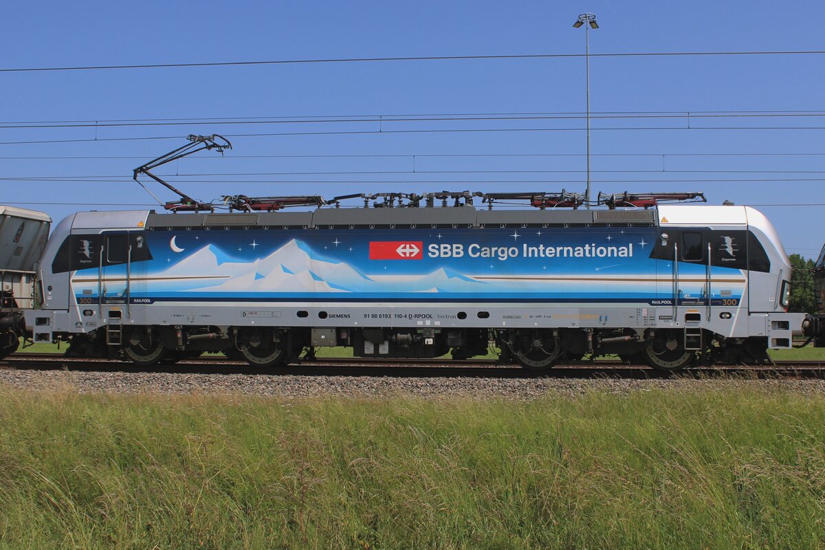 Seitenblick auf 193 110 von SBBCI während ein Stillstand in Valburg am 12 Juni 2025.
