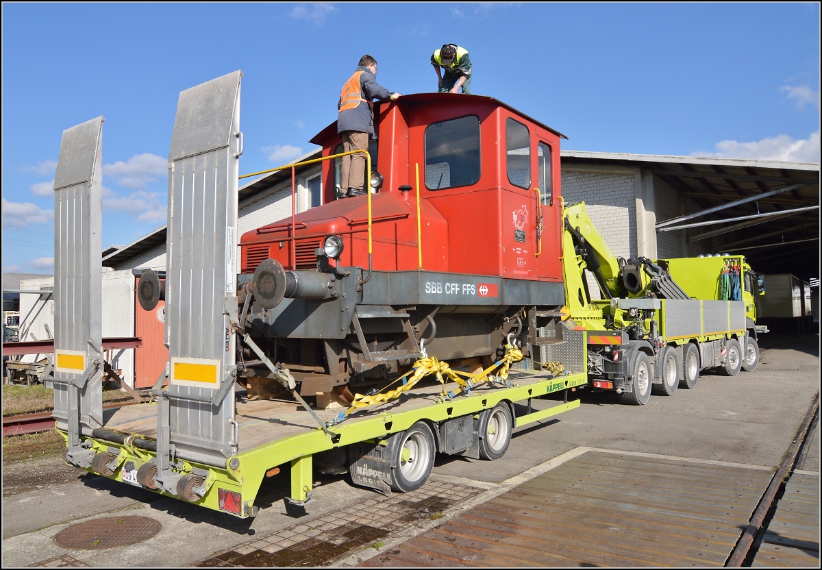 Spitzmaus auf Reisen. 

Schienentraktor Tm I Nr. 477 auf verlässt sein vorübergehendes Zuhause in Frauenfeld, um in Sargans ein neues Einsatzfeld zu finden. Um den Erhalt kümmert sich IG Schiene Schweiz. Februar 2014.