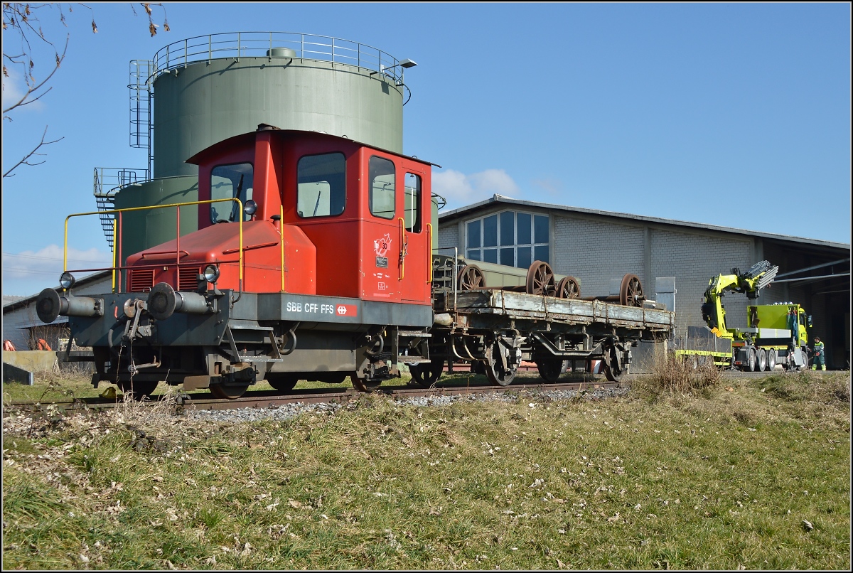 Spitzmaus auf Reisen. 

Schienentraktor Tm<sup>I</sup> Nr. 477 auf verl�sst sein vor�bergehendes Zuhause in Frauenfeld, um in Sargans ein neues Einsatzfeld zu finden. Um den Erhalt k�mmert sich IG Schiene Schweiz. Februar 2014.