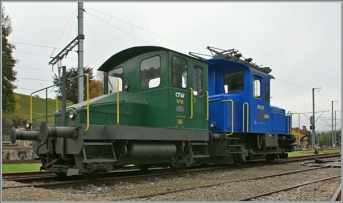  Spitzmaus  in Grün: Der CTVJ Tm I 102 und die Tem II 288 in Le Pont. 
11. Okt. 2012