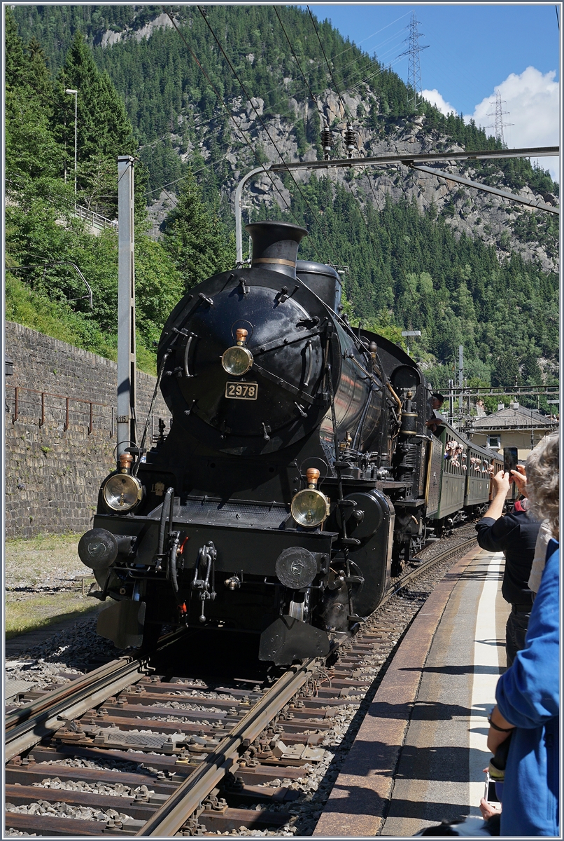 SRF Dampfzug: Die C 5/6 2978  Elefant  fand grosses Interesse.
Göschenen, den 28. Juli 2016