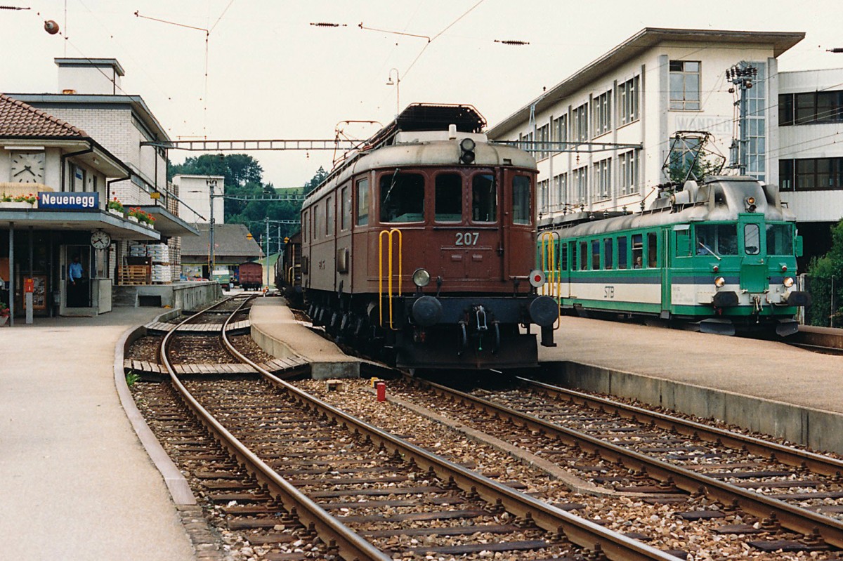STB/BLS: Die Sensetalbahn hatte ihren Betrieb am 23.1.1904 aufgenommen. Die Streckenf�hrung begann beim SBB-Bahnhof Flamatt und endete beim BN-Bahnhof G�mmenen. Am 23.5.1993 wurde der Streckenabschnitt Laupen-G�mmenen auf Busbetrieb umgestellt. Mit der Er�ffnung der S-Bahn Bern wurde Laupen zu einem Endehalt einer S-Bahn. Die S-Bahn ab Freiburg endet bereits in Neuenegg. Zur Zeit befinden sich an der ehemaligen STB Strecke keine SBB Cargo Kunden mehr. Im Jahre 1986 wurden in Neuenegg die G�terwagen von einer SBB Ae 6/6 abgeholt. Ab dem Jahre 1987 hatte diese Aufgabe eine BLS Ae 6/8 �bernommen. Die Ae 6/8 207 mit G�terzug anl�sslich einer Ueberholung durch einen Regionalzug mit BDe 4/6 102/103 ex BLS in Neuenegg im Jahre 1987.
Foto: Walter Ruetsch