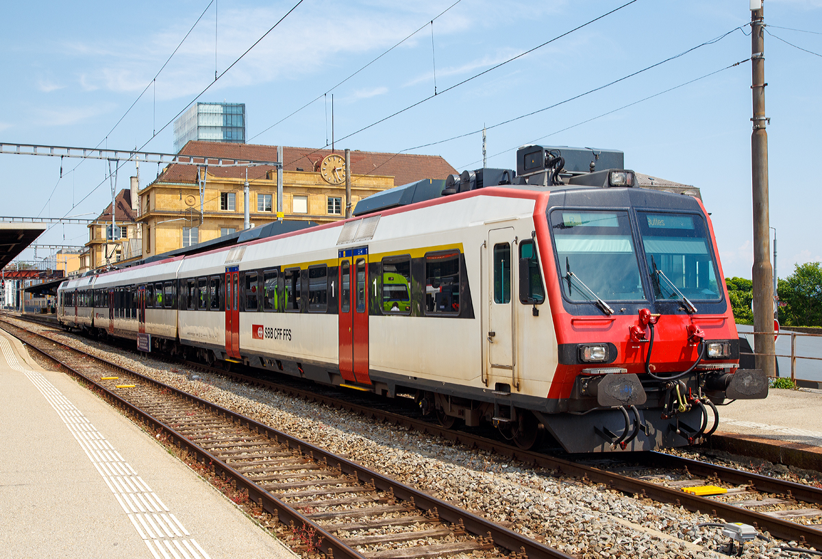 Steuerwagen voraus steht der NPZ RBDe 560 Domino am 18.05.2018 Bahnhof Neuch�tel, als Regionalzug nach Buttes zur Abfahrt bereit. Triebwagen ist hier der RBDe 560 DO 94 85 7 560 239-6 CH-SBB (ex RBDe 560 056-4).

Als RBDe 4/4 wurden die Triebwagen der Schweizerischen Bundesbahnen (SBB) bezeichnet, die ab 1984 f�r die als Neuer Pendelzug (NPZ) bezeichneten Regionalzugskompositionen angeschafft wurden. Sie tragen seit 1990 die Baureihenbezeichnung RBDe 560, sowie der daraus hervorgegangenen Unterbauarten, RBDe 561 und RBDe 562. Sie werden von den Schweizerischen Bundesbahnen im Regionalverkehr eingesetzt. Die an Privatbahnen gelieferten Triebwagen wurden urspr�nglich als RBDe 566 bzw. RBDe 568 bezeichnet.

Die meisten von 1987 bis 1996 gebauten Fahrzeuge RBDe 560, 561 und 568 durchliefen 2008 bis 2013 ein Komplett-Modernisierungsprogramm. 

Die Triebwagen haben eine Leistung von 1.650 kW, eine H�chstgeschwindigkeit von 140 km/h und sind 25 m lang. 