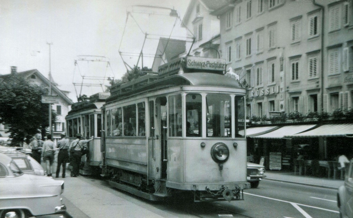 Strassenbahn Schwyz-Brunnen, Motorwagen 4 und 3 an der Endstation Brunnen, 6.August 1963.
