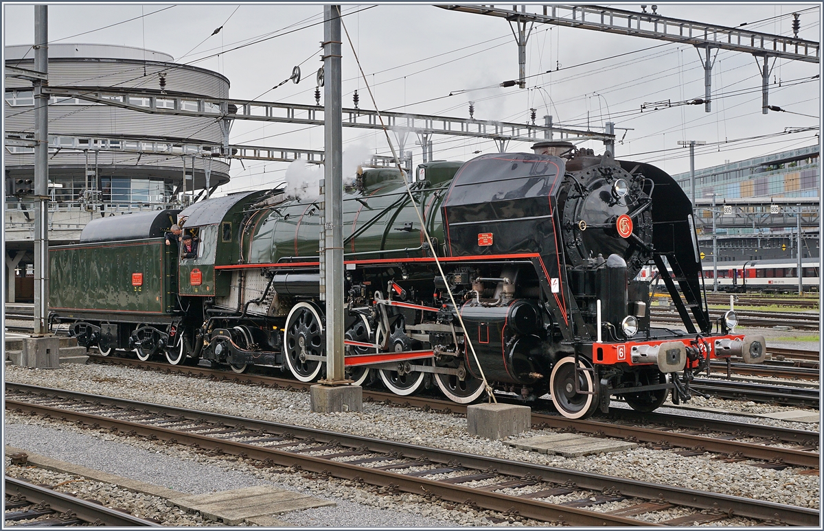Tender voraus und ungeschickter Standort vereitlen bessere Bilder der 141 R 1244 des  Vereins Mikado 1244  in Luzern.
24. Juni 2018