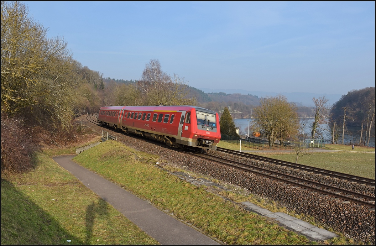 Traktionswandel am Hochrhein, der einzigen  Schweizer Dieselstrecke , die Schaffhausen mit Basel verbindet, sowie auch Rheinfelden AG, Stein-Säckingen.

611 031 bei Beuggen zwischen den nahegelegenen Kraftwerken Schwörstadt und Rheinfelden. Februar 2017. 