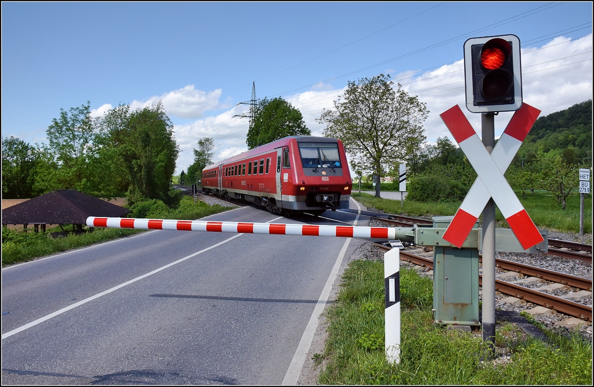 Traktionswandel am Hochrhein, der einzigen  Schweizer Dieselstrecke , die Schaffhausen mit Basel verbindet, sowie auch Rheinfelden AG, Stein-Säckingen.

611 034 am Bahnübergang der B 34 beim Markhof. An dieser Stelle war schon in der Antike Verkehr. Links unter dem Dach und rechts des Bahnübergangs sind Grabungen einer Römersiedlung, die am nördlichen Brückenkopf der Rheinbrücke von <I>Augusta Raurica</I> (heute Kaiseraugst) angelegt war. So wird dieser Bahnübergang noch eine Weile erhalten bleiben, da bauliche Veränderungen an dieser Stelle sehr heikel sind. April 2018. 