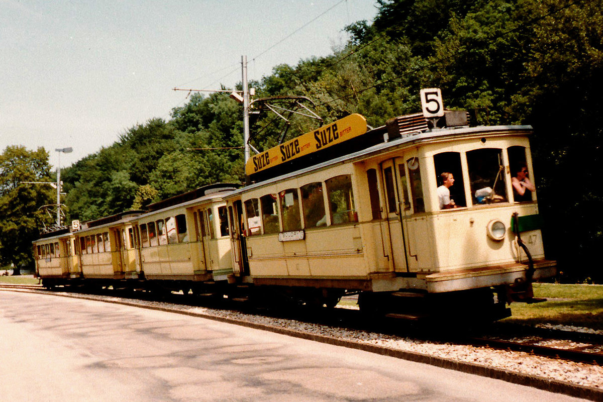 TRN/TN: Als Erg�nzung zu den herrlichen TN - Bilder von Horst und Olli, habe ich  eine Aufnahme von einem Vierwagenzug aus dem Jahre 1981 ausgegraben. Solche Tramz�ge verkehrten jahrelang w�hrend dem Winzerfest Neuch�tel. Die Aufnahme entstand kurz vor Boudry.
Foto: Walter Ruetsch