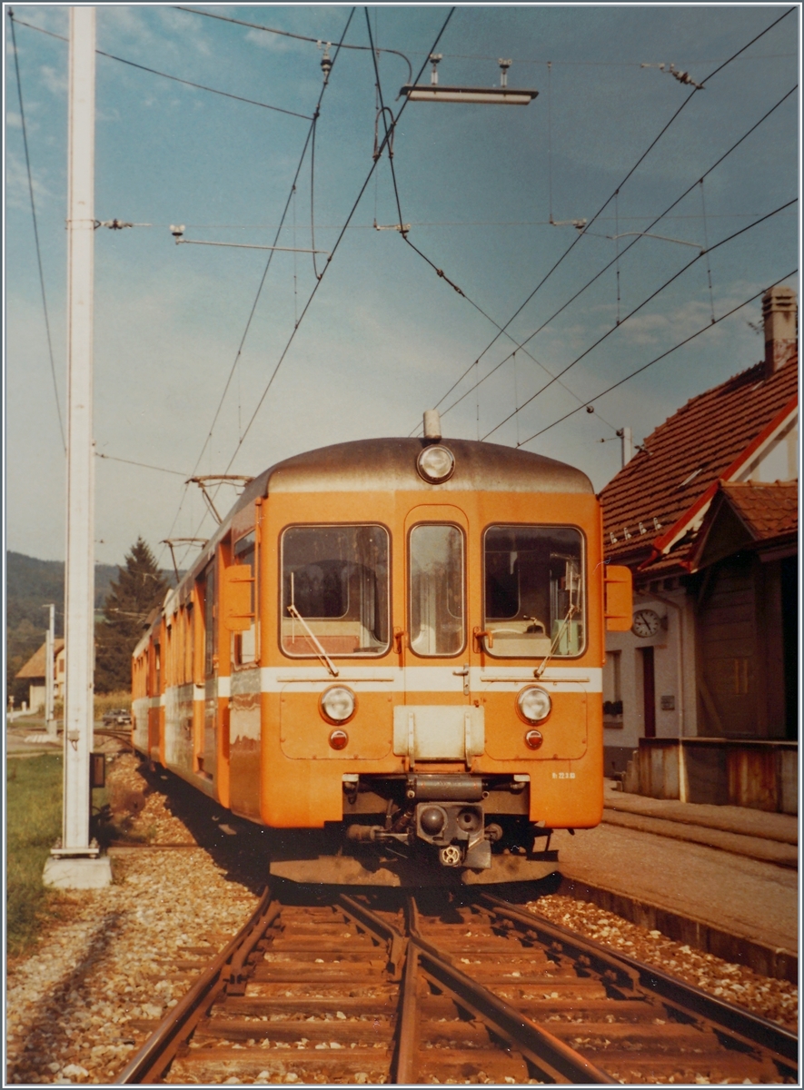  Viertelstundentaktzüge  lese ich in meinen Notizen zu diesen WSB Pendelzügen beim Halt in Gontenschwil. Die Gleisanlage hat sich etwas verändert, das Bahnhofsgebäude - wenn auch heute (2022) unbedient - ist noch dasselbe wie 1984. 

28. Sept. 1984