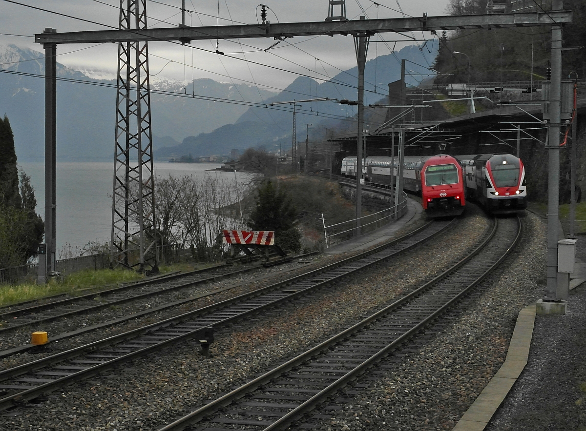 Von der am Walensee entlangf�hrenden Strecke beginnt in M�hlehorn der kurze Einspurabschnitt bis Tiefenwinkel. Am 16.03.2014 wartet hier S2 18231 von Z�rich nach Unterterzen auf die Freigabe der Strecke, nachdem RE 1768 von Chur nach Z�rich diesen einspurigen Streckenabschnitt passiert hat.