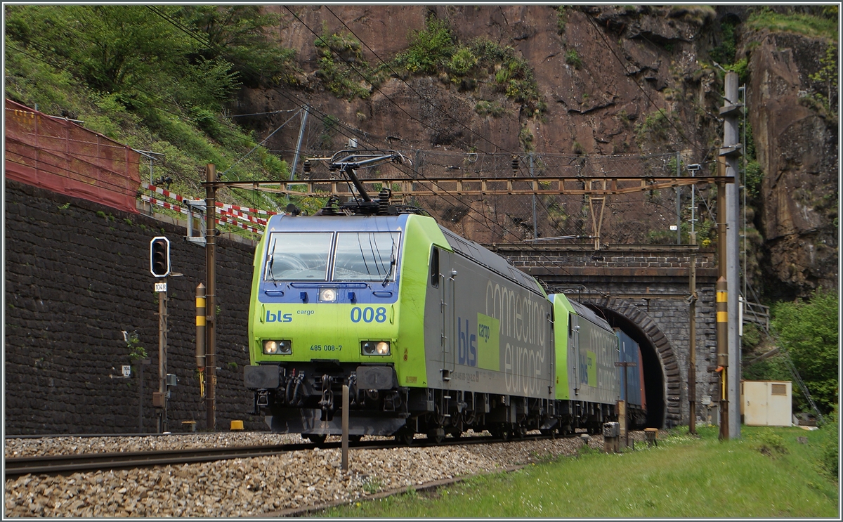 Von Rodi-Fiesso durch die Dazio Grande nach Faido: Zwei BLS Re 485 verlassen den Prato Kehrtunnel in s�dlicher Richtung.
6. Mai 2014