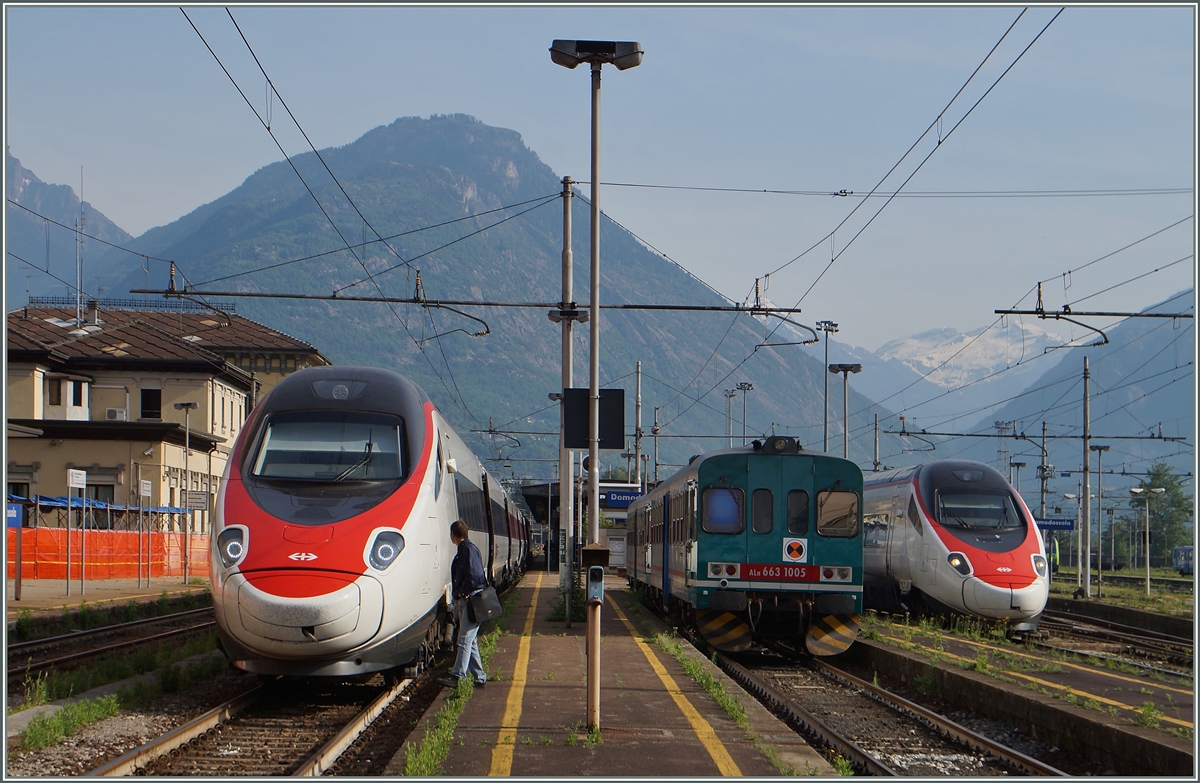 W�hrend der SBB RABe 503 als EC 323 von Gen�ve nach Rho Fiera Milano Expo auf die Abfahrt wartet, verl�sst der ETR 610 als EC 51 von Basel SBB nach Milano Centrale Domodossola.
13. Mai 2015