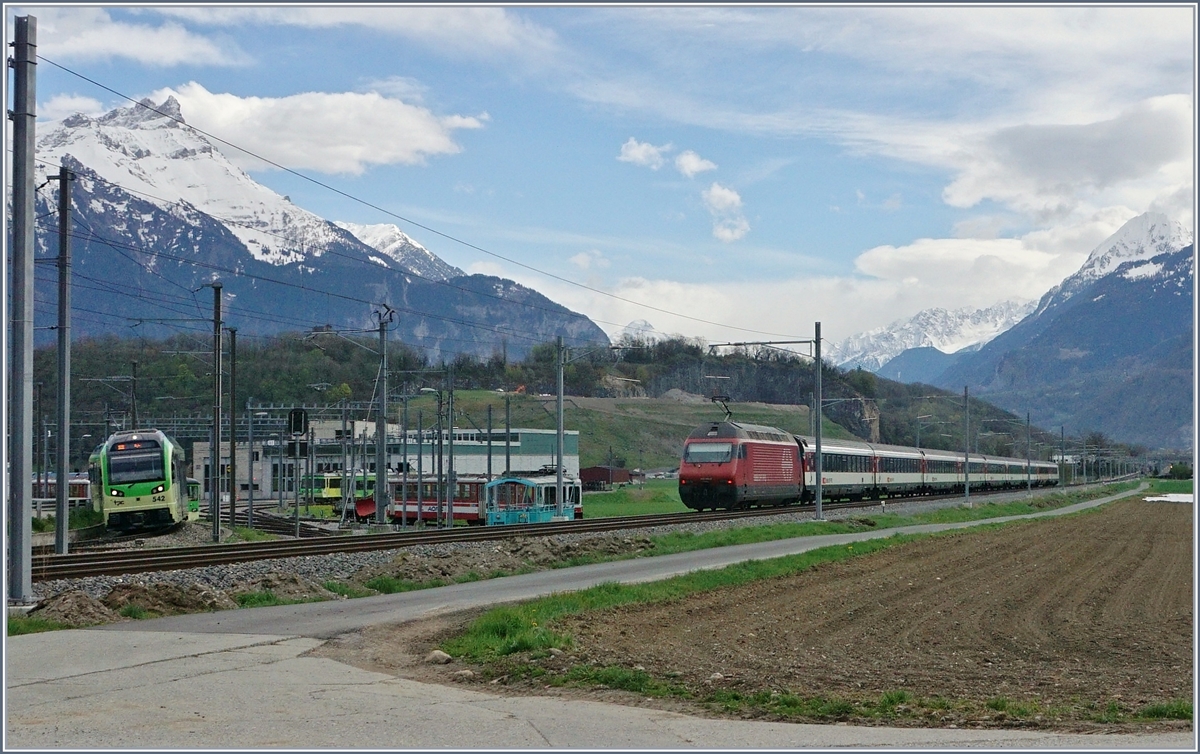Während der TPC Beh 2/6 542 in Kürze Aigle erreicht, hat die SBB Re 460 mit ihrem IR den Ort vor wenigen Minuten verlassen und strebt nun dem Wallis zu.
12. April 2018