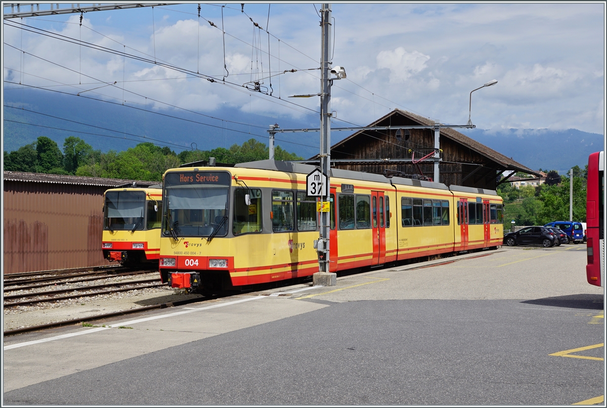  Wann fährt der nächste Zug?  Diese Frage konnte am Bahnhof von Orbe lange Zeit nicht beantwortet werden, doch nun steht der OC / TRAVYS Be 4/8 004 (94 80 0450 004-7) aufgebügelt in Orbe und wird vorbereitet um als Regionalzug 26945 um 12:47 nach Chavornay zu fahren. Somit ist er nach langen Monaten der erste planmässige Reisezug überhaupt! Die auch Deutschland bekannte Orbe-Chavonray Bahn - Stichwort BDe 4/4 N° 13 der Buckower Kleinbahn - konnte für den defekten Stadler Be 2/2 14 bei der AVG die beiden GT8-100C/26 819 und 820 erwerben, die nun auf der OC als Be 4/8 zum Einsatz kommen. 

4. Juli 2022