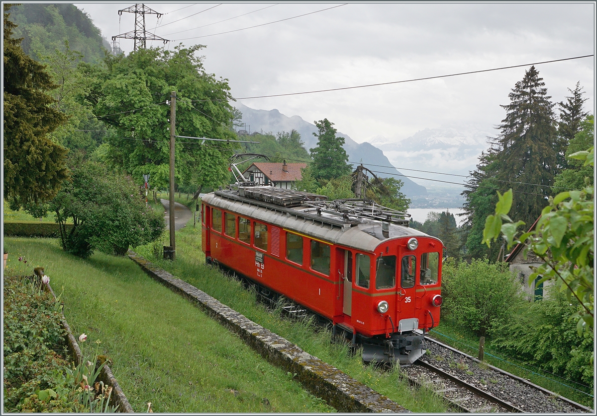 Wie erwähnt, wir waren in Chamby eingeladen und wie es der Zufall wollte, lag das Haus praktisch direkt an der Strecke der Museumsbahn! Der RhB Bernina Bahn ABe 4/4 I N° 35 der Blonay Chamby Bahn ist kurz vor Chaulin auf dem Weg nach Chamby. 

3. Mai 2025