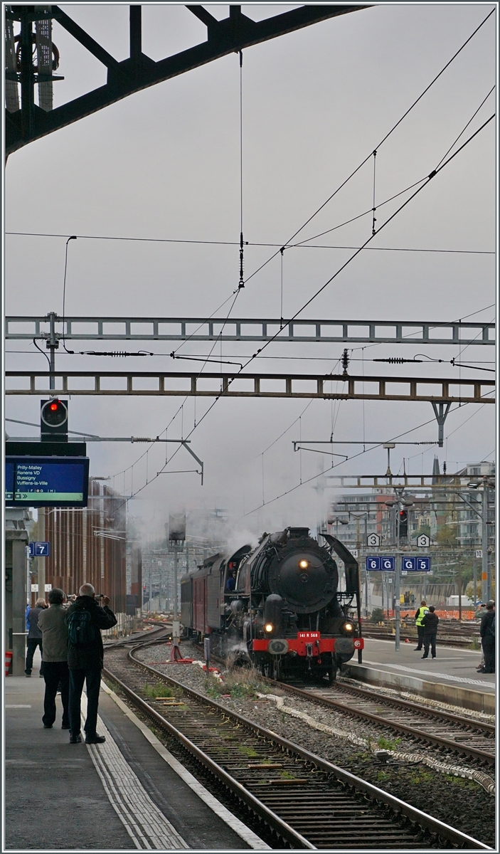 Wie jedes Jahr fand auch heuer die beliebte Dampfrundfahrt mit dem  Train Casse  statt. Wobei neben der Fahrt auch der kulinarische Teile sehr zum Erfolg beiträgt.
Der stattliche Zug besteht aus 40 Achsen Anhängelast erreicht mit der (ex) SNCF 141 R 568 den Bahnhof von Lausanne. 

26. Okt. 2024