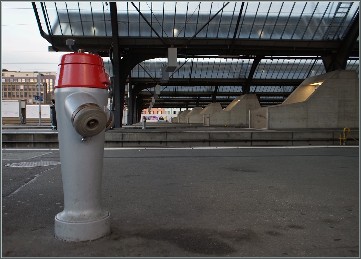 Zürich HB einmal anders - Ganz leer! Einmal pro Stunde für eine ganz kurzen Moment sind alle Züge ausgefahren, aber noc eine neuen Züge eingefahren.

1. Dez. 2015