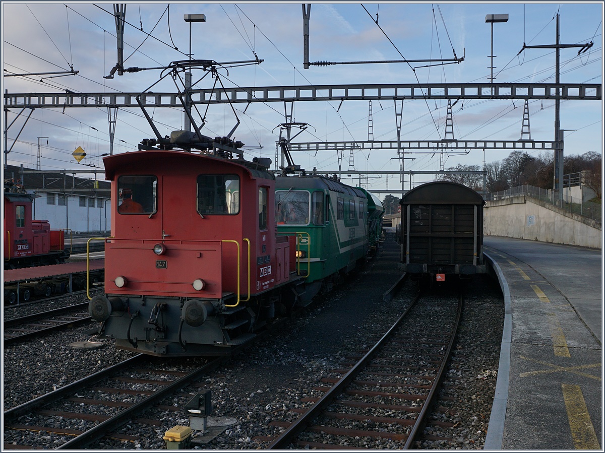 Zuhinderst auf dem Auszeihgleis war der Te III 174 stationiert, welcher nun den leeren Güterzug mit der Re 4/4 II zu den Rollbockgrubne schiebt.
22. Feb. 2017