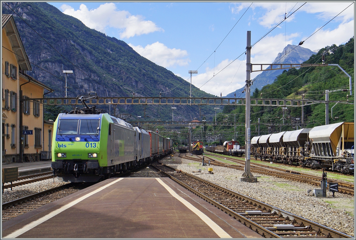 Zwei BLS RE 485 erreichen mit ihrem Güterzug Biasca.
23. Juni 2015