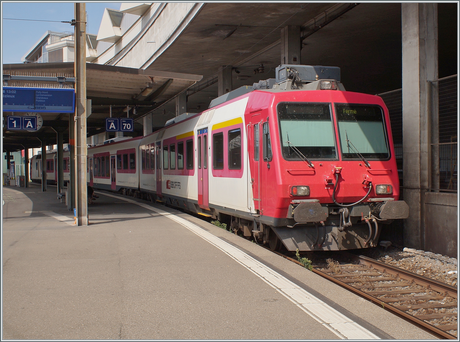 Am 1. Sept. war der (ex)  TRAVYS-DOMINO  nun SBB Domino bestehend aus  RBDe 560 DO 94 85 7 560 384-0 CH-SBB mit dem B NPZ DO 50 85 29-43 384-1 CH-SBB und dem ABt NPZ DO 50 85 29-43 984-6 CH-SBB weiterhin in einem Broyetalumlauf unterwegs und so konnte ich den Zug ein weiteres Mal bei der Ankunft in Lausanne auf Gleis 70 fotografieren.

1. Sept. 2024