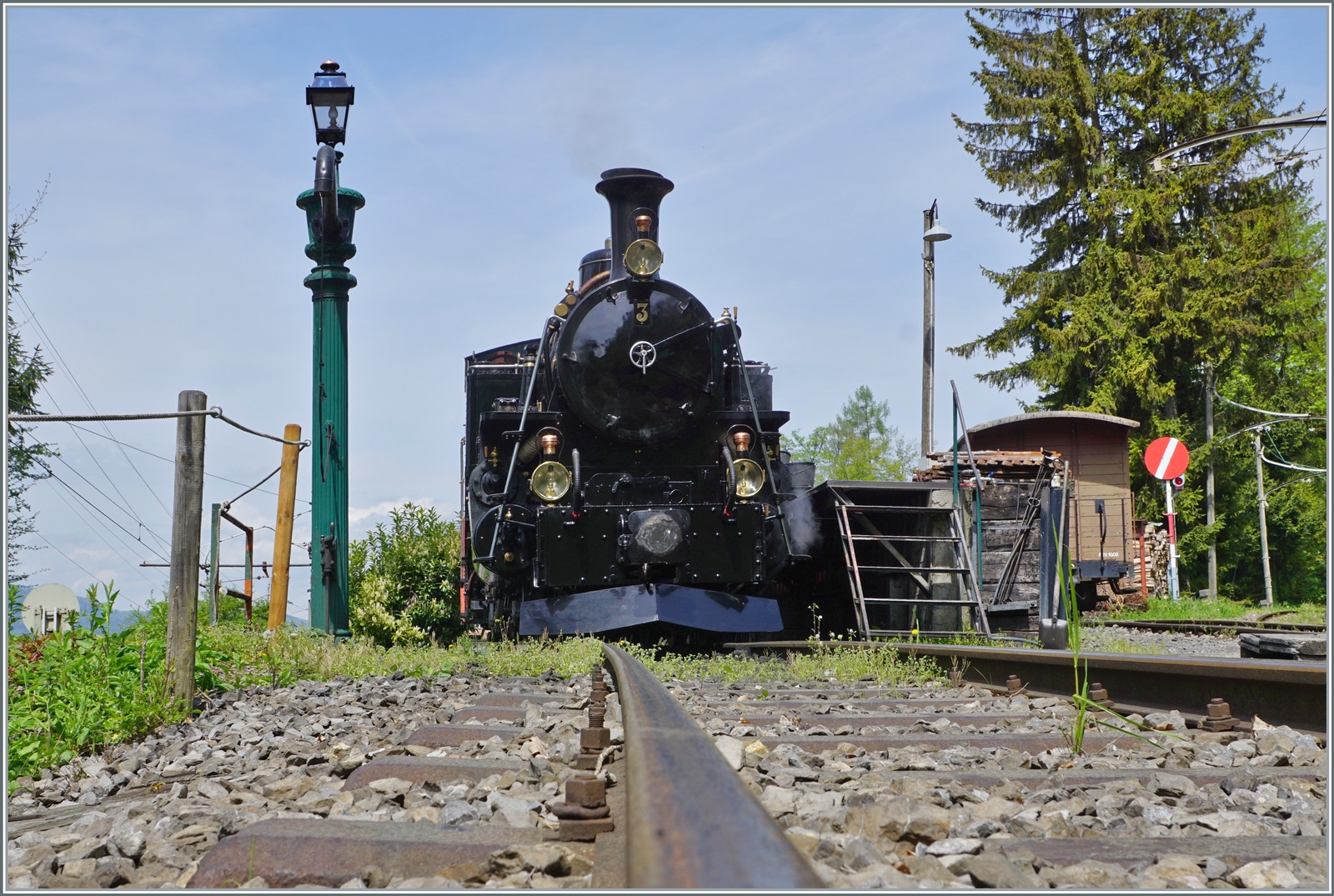 Am späten Vormittag säuselt die BFD HG 3/4 N° 3 im  BW Chaulin  leise vor sich hin, nach der Mittagspause wird die Lok den ersten Dampfzug der Saison nach Blonay bespannen. 

6. Mai 2023