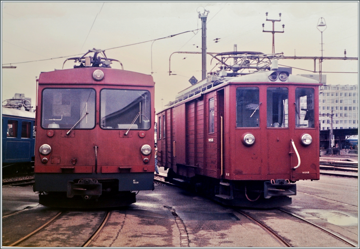 Anlässlich der Eisenbahn Amateur Delegierten Versammlung in Aarau zeigen die WSB und SBB einige Fahrzeuge. Im Bild der WSB De 4/4 N° 42 und einer der drei De 4/4.

Analogbild vom April 1985