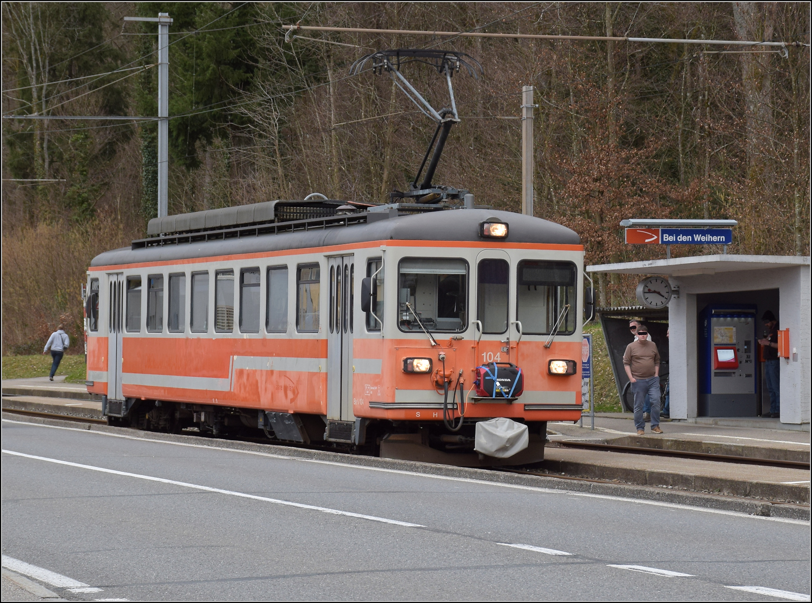 Bierlisi statt Bipperlisi. 

Be 4/4 104 bei Riedholz. Bei diesem Pitstop war es wohl schon dringend... ;-)
Februar 2026.