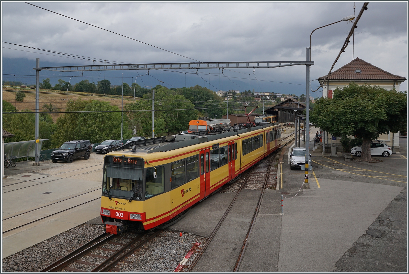 Bis zur Realisierung der Stromsystemumstellung und besonders der Umbauarbeiten in Chavonray sind bei der TRAVYS / OC zwei Be 4/8 (GT8-100D/2S) im Einsatz. Das Bild zeigt den aus Chavornay in Orbe ankommenden Be 4/8 003 (94 80 0450 003-9).  

15. August 2022