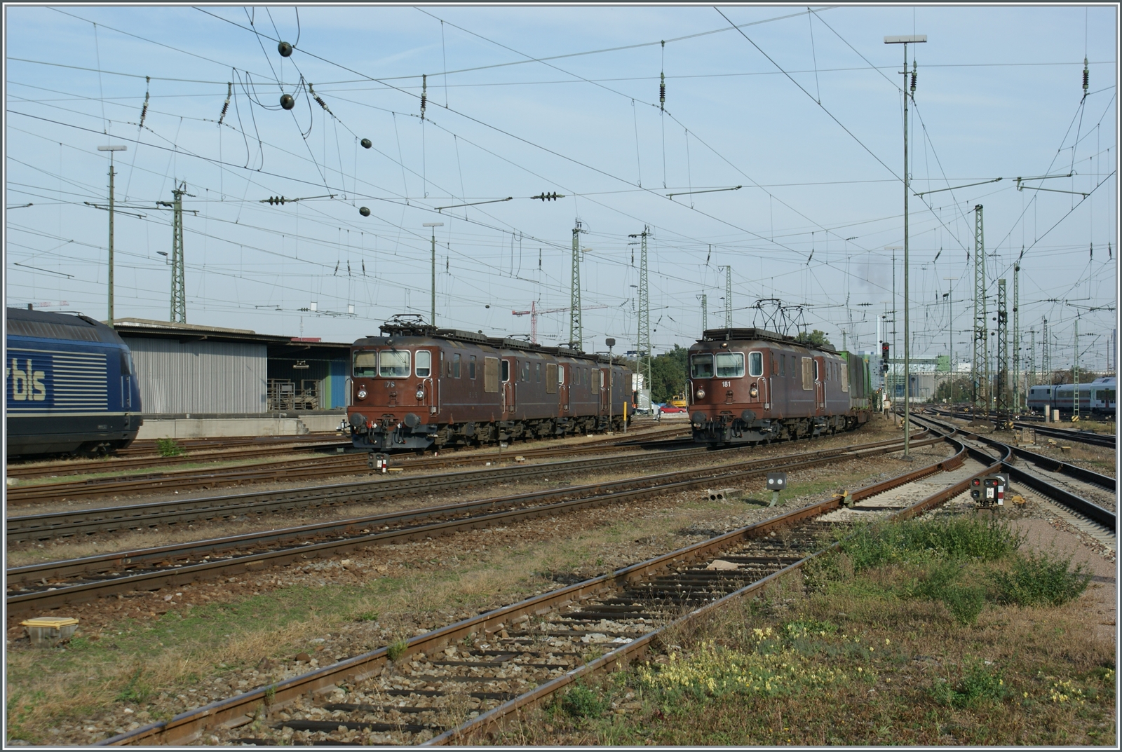 BLS Re 4/4 174 - 176 ab 1972; auf diesem Bild sind gleich sechs BLS Re 4/4 zu sehen! Die motivbestimmende Lok, die Re 4/4 176  Hohtenn  ist mitten im Bild im Badischen Bahnhof von Basel abgestellt und wartet auf einen neuen Einsatz. 

3. Okt. 2009