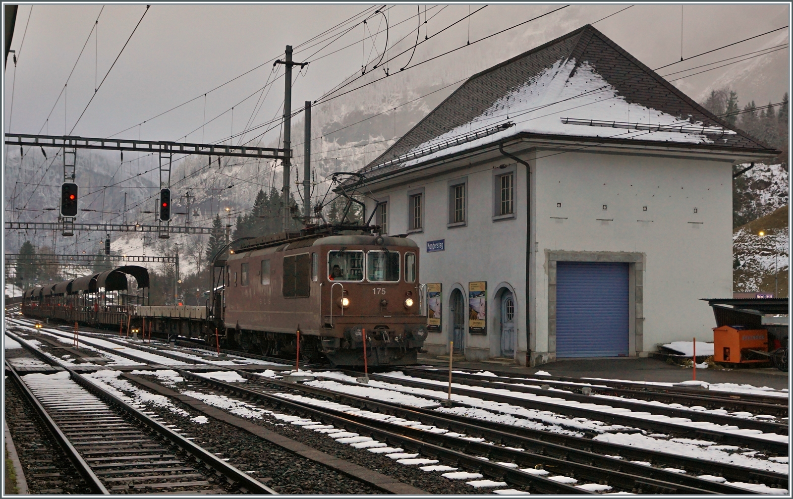 BLS Re 4/4 174 - 176 ab 1972; die BLS Re 4/4 175  Gampel  ist in Kandersteg mit einem Autotunnelzug im Einsatz. 

9. Nov. 2017