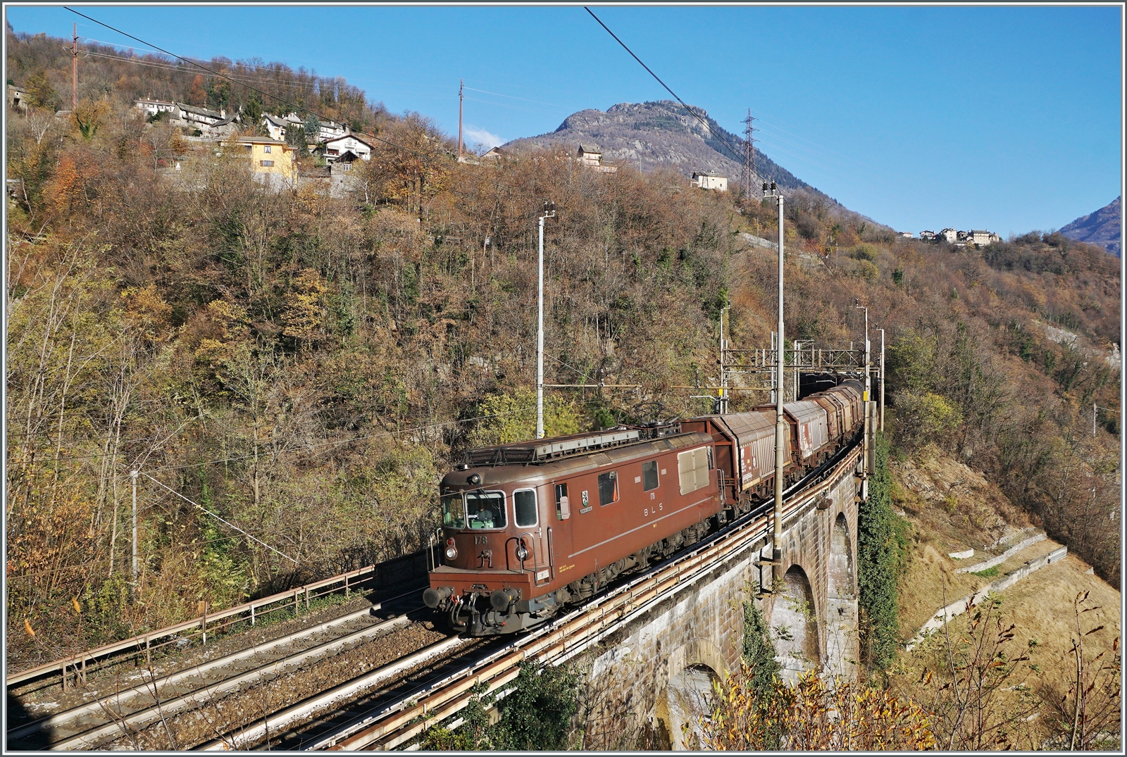 BLS Re 4/4 177 - 180 ab 1972 (an SEZ/GBS/BN ausgeliefert); die BLS Re 4/4 178  Schwarzenburg  (ex GBS Re 4/4) ist mit einem Güterzug bei Preglia auf der Fahrt Richtung Domodossola. 

21. Nov. 2017  
