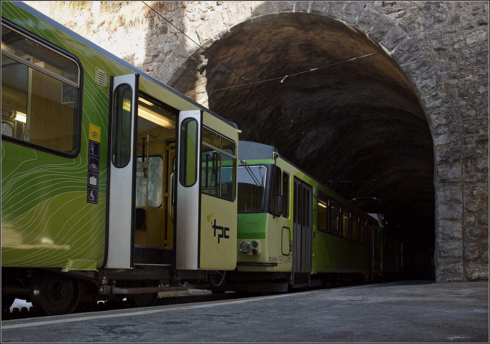 Bt 352 lädt zum Einstieg ein, der Tunnel zur Durchfahrt, weiter geht es nach Aigle. Leysin Grandhotel, Janaur 2026.