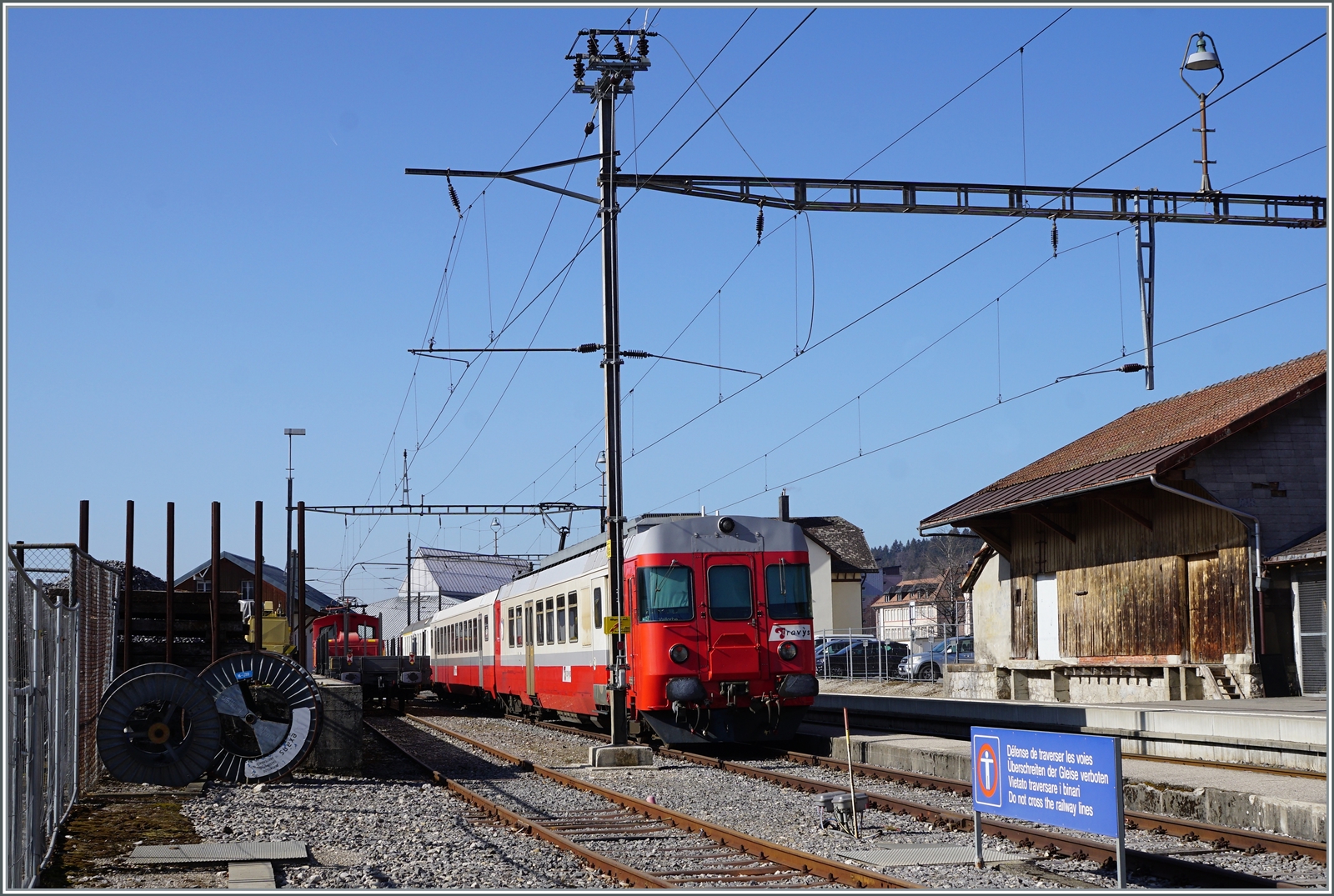 Da der  Schülerzug  in Le Brassus durch den zur Zeit nach Le Brassus verkehrenden Güterzug keinen Platz zum Abstellen hat, wird Zug in Le Sentier-Orient abgestellt, leider ist er dabei nicht gerade einfach zu fotografieren - hier trotzdem ein Versuch: Der TRAVYS RBDe 567 174 (94 85 7567 174-8)  Fleurier , der B 536 (B 50 85 2035 536-5 CH-TVYS) und der ABt 375 (ABt 50 85 80 33 325-7) stehen in Le Sentier Orient. 

24. März 2022