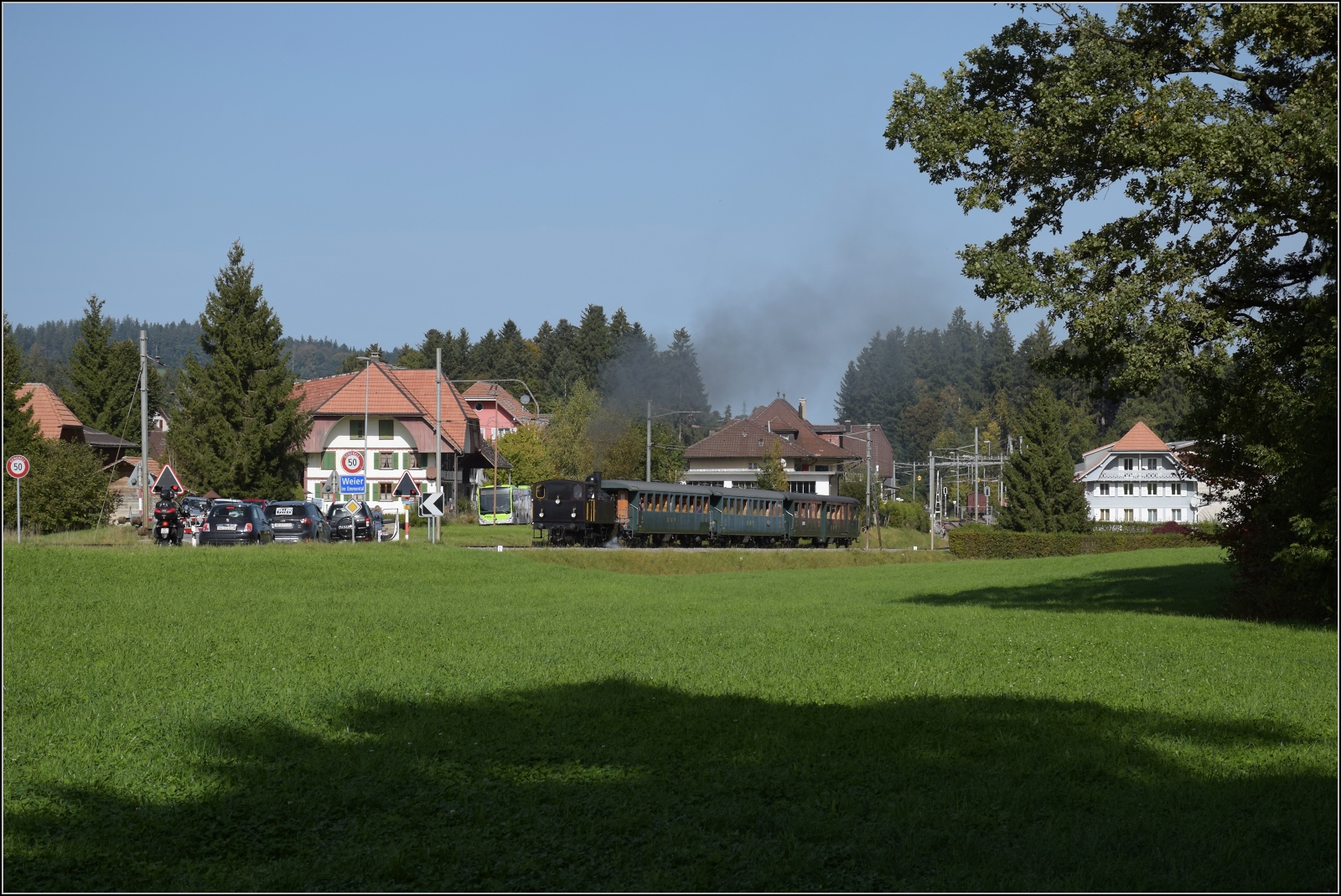 Dampftage Huttwil mit frisch genesenem Bubikopf. 

64 518 fährt aus Affoltern-Weier Richtung Sumiswald aus. Oktober 2023