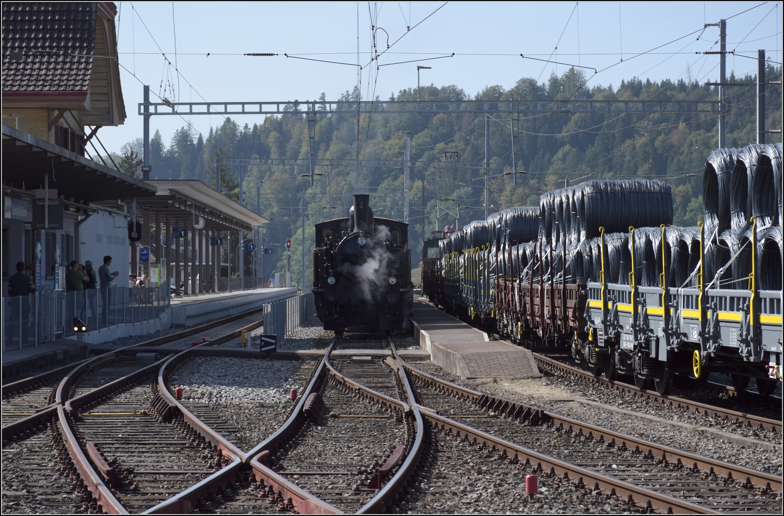 Dampftage Huttwil.

Warten auf die Abfahrt. Ed 3/4 2 der Solothurn-Münster-Bahn im Bahnhof Sumiswald-Grünen. Oktober 2023.