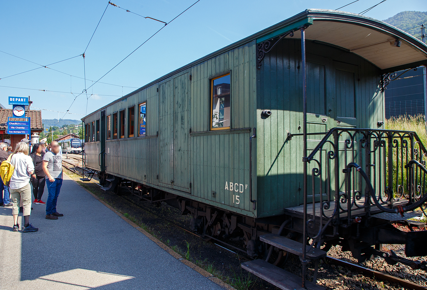 Der 1. bis 3. Klasse vierachsige Großraumwagen mit Gepäckabteil ABCFZ 15 der Museumsbahn Blonay-Chamby, ex RB ABCDF 15 (Réseau Breton), am 27.05.2023 im Zugverband im Bahnhof Blonay.

Der Wagen 1895 von De Dietrich für die Réseau Breton (Frankreich) gebaut. Die RB war meterspurige Schmalspurbahn in der Bretagne mit einem Streckennetz bis zu 425 km Länge. Der Betrieb der Bahn wurde 1967 eingestellt. 1968 holte die Museumsbahn Blonay-Chamby in Loudeac einige Fahrzeuge von der bretonischen Bahn, die gerade abgebaut wurde, u.a. auch diesen Wagen.

TECHNISCHE DATEN:
Hersteller: De Dietrich
Baujahr: 1895
Spurweite: 1.000 mm
Anzahl der Achsen: 4
Länge über Puffer: 12.500 mm
Länge des Wagenrahmens: 11.500 mm (mit Plattformen)
Drehzapfenabstand: 7.600 mm
Achsabstand im Drehgestell: 1.500 mm
Eigengewicht: 11,5 t
