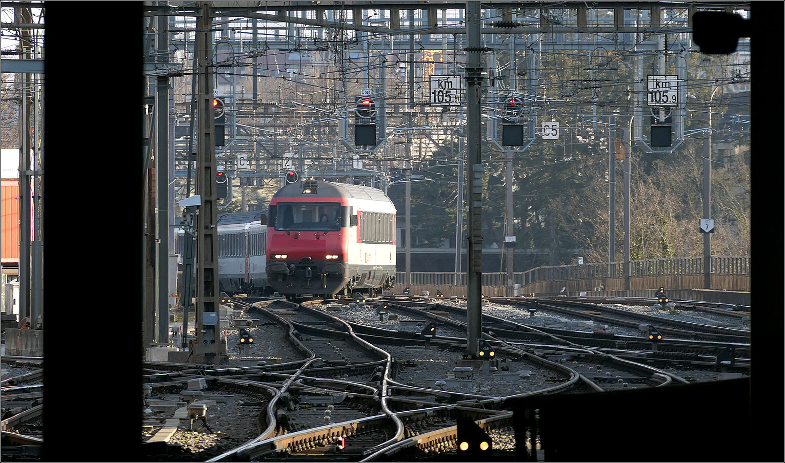 Der Bahnhof Bern - 

Die nördliche Einfahrt in den Bahnhof Bern mit einem IC auf dem Lorraineviadukt, der sich über mehrere Weichen bis zu seiner Einfahrt auf Gleis 12? quälen muss.

07.03.2025 