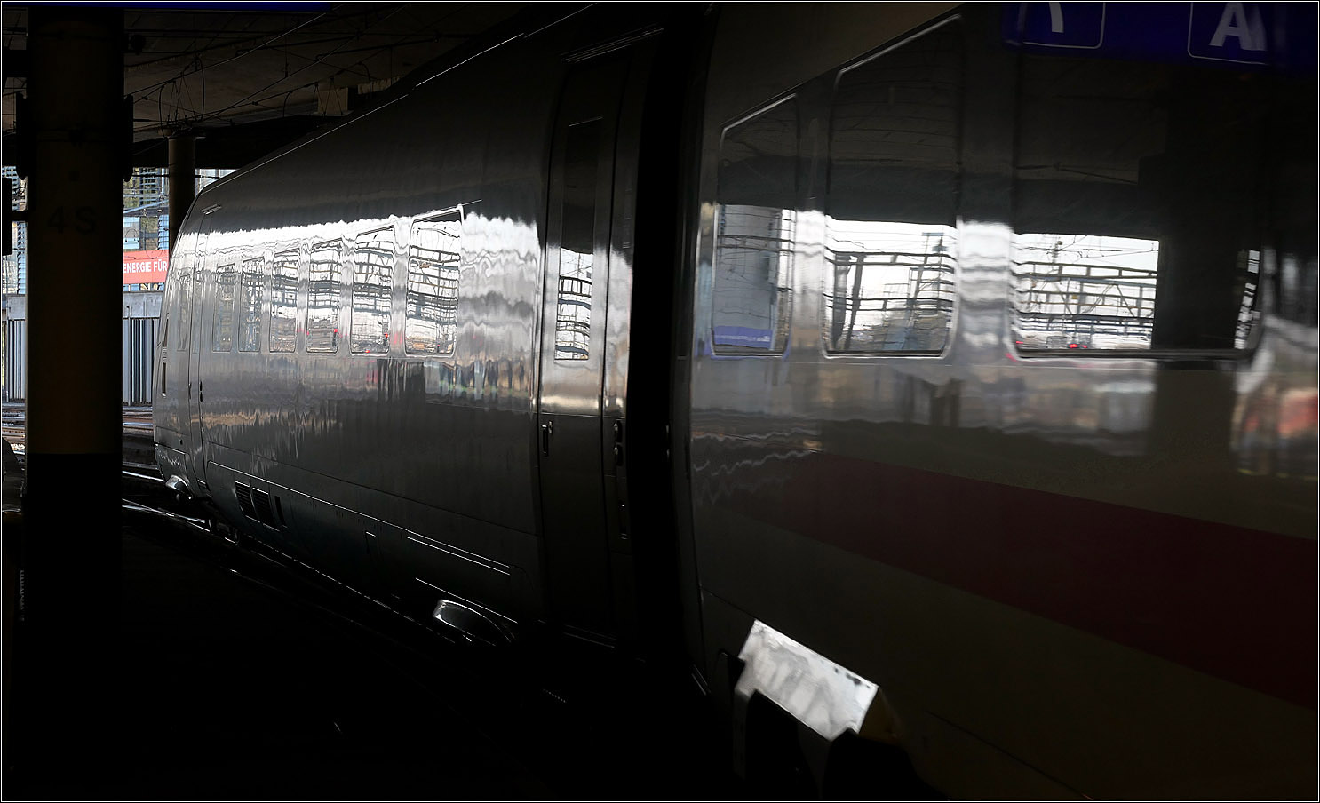 Der Bahnhof Bern - 

Eine kleine Serie mit der Einfahrt eines ICE 4 in den Berner Bahnhof.

Auch der hintere Zugteil des ICE 4 ist in den Schatten des Bahnhofes gefahren und hat damit seine Farbe verloren und ersetzt durch Spiegelungen des hellen Gleisvorfeldes.

07.03.2025