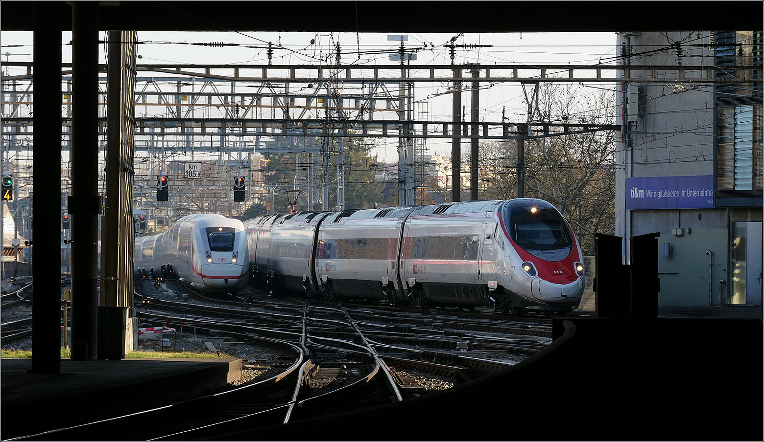 Der Bahnhof Bern - 

Eine kleine Serie mit der Einfahrt eines ICE 4 in den Berner Bahnhof.

Nebeneinander mit einem Vorsprung des RABe 503 fahren die beiden Hochgeschwindigkeitszüge langsam in den Bahnhof ein.

07.03.2025