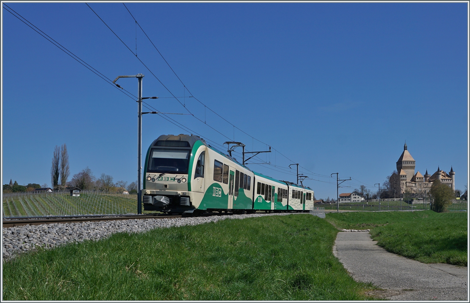 Der BAM MBC Klassiker in zwei Varianten: Bild 2: Der Be 4/4 38 ist mit einem Zwischenwagen und einem weitern Be 4/4 als Regionalzug auf der Fahrt nach Morges, Das prächtige Château de Vufflens ist im Hintergrund zu erkennen. 

5. April 2023
