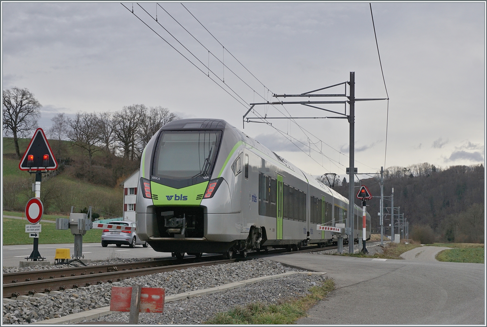 Der BLS RABe 528 104 ist bei Freiburghaus als S 2 15243 von Laupen BE nach Langnau i.E. via Bern - Konolfingen unterwegs. 24. Januar 2024