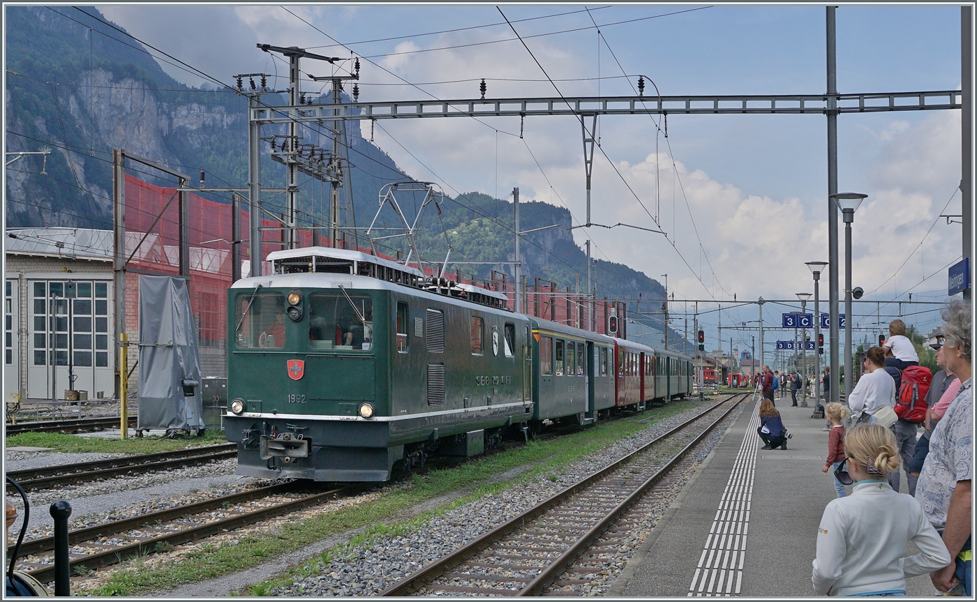 Der Extrazug wird in Meiringen auf Gleis vier von SBB HGe 4/4 I N° 1992  Giswil abgestellt. 

23. August 2025